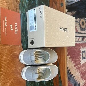 Taos Footwear Gray Flats